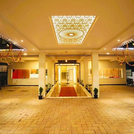 Hotel Geetha Govindham à Guruvāyūr Extérieur photo