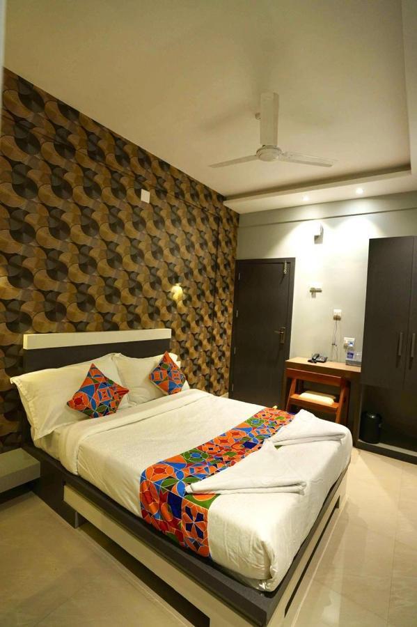 Hotel Geetha Govindham à Guruvāyūr Extérieur photo