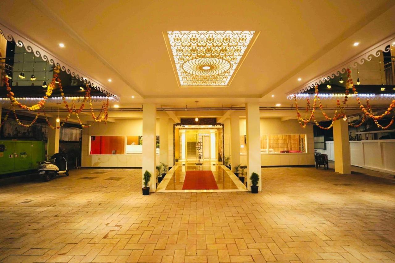 Hotel Geetha Govindham à Guruvāyūr Extérieur photo