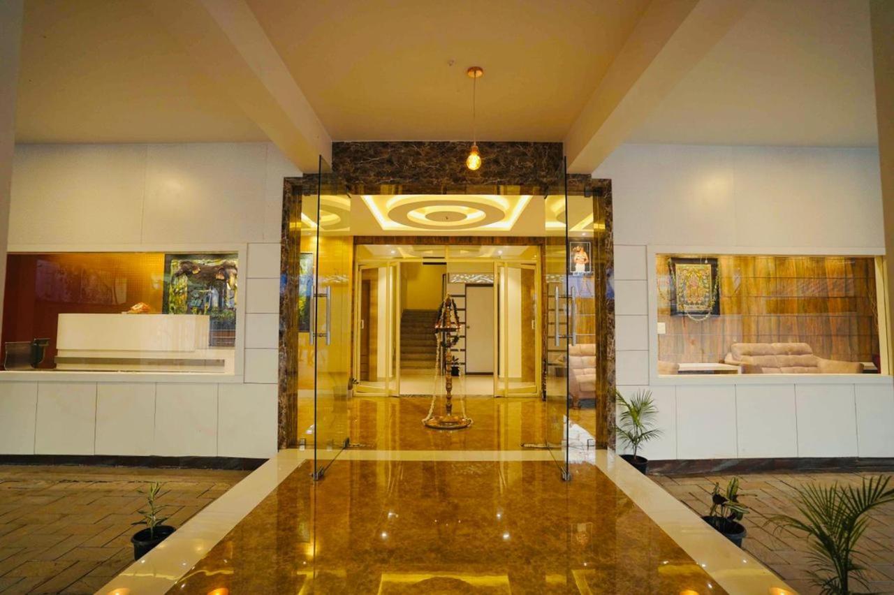Hotel Geetha Govindham à Guruvāyūr Extérieur photo