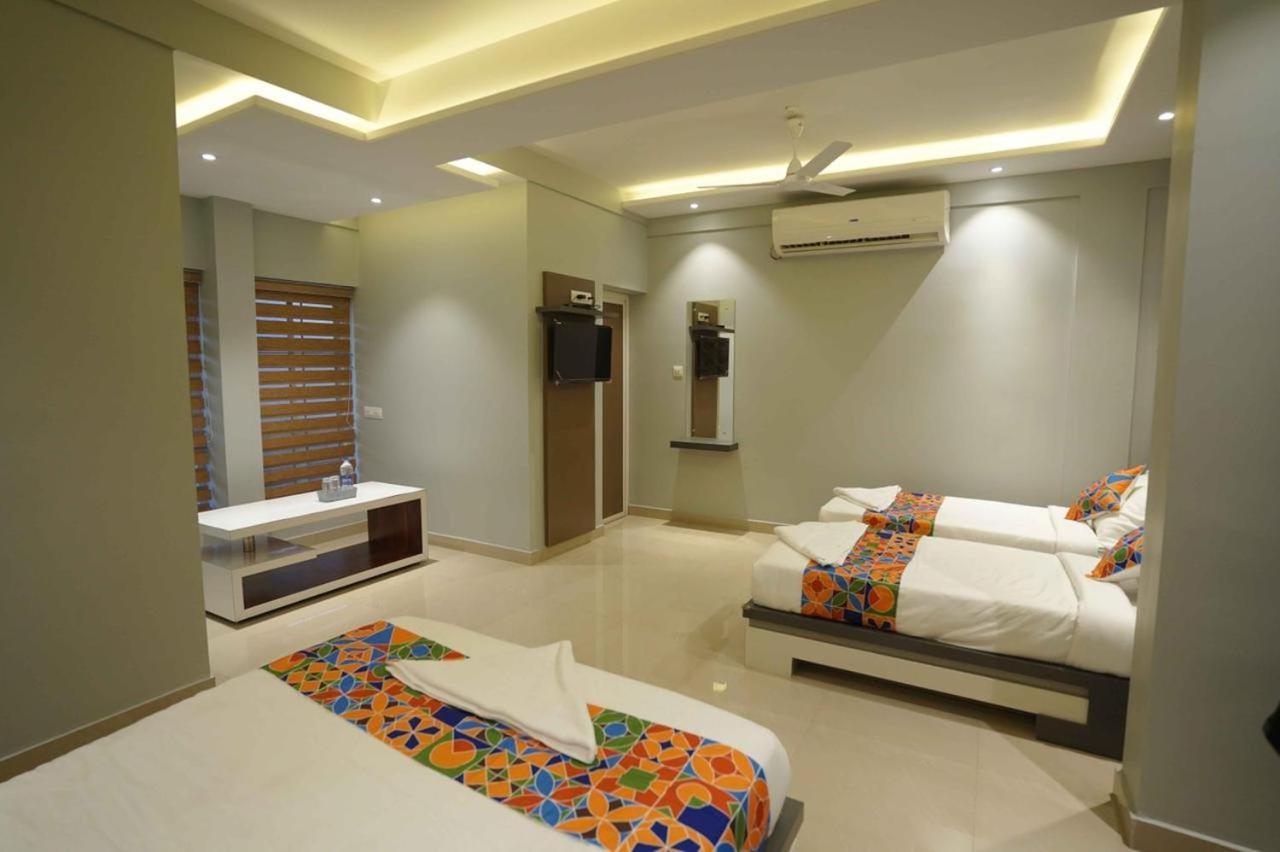 Hotel Geetha Govindham à Guruvāyūr Extérieur photo
