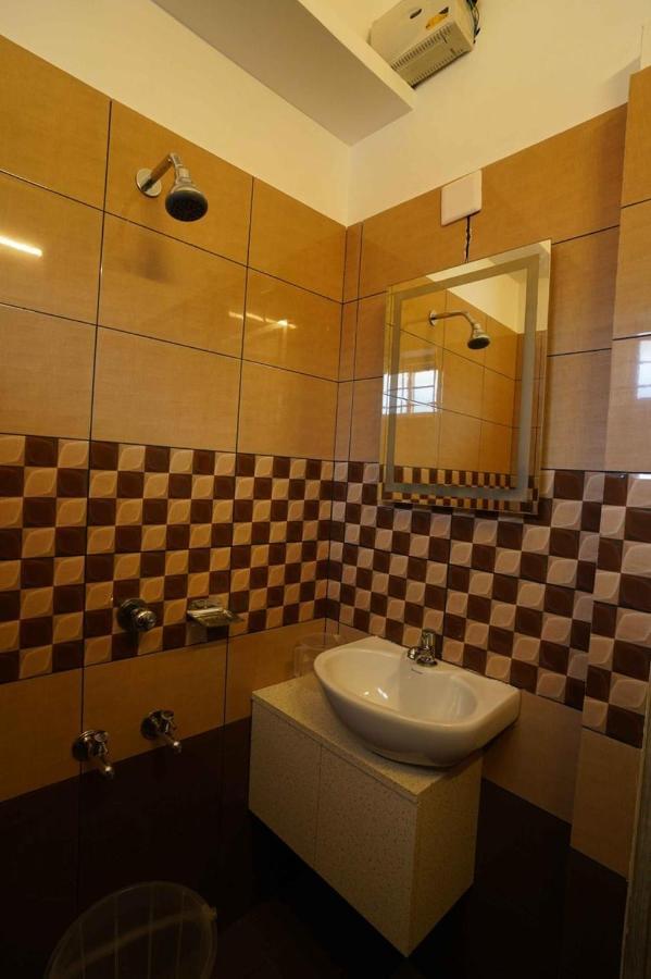 Hotel Geetha Govindham à Guruvāyūr Extérieur photo